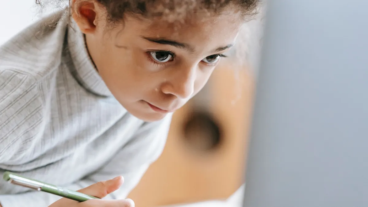 Preply or a Kids English Platform? Flexibility, Curriculum, and Tracking for Saudi Parents
